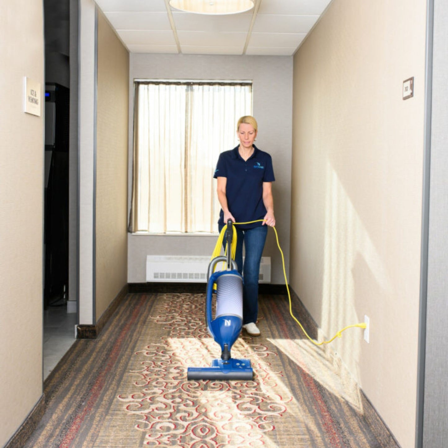 Aspirateur vertical tapis rouleau 15po nacecare numatic électrique
