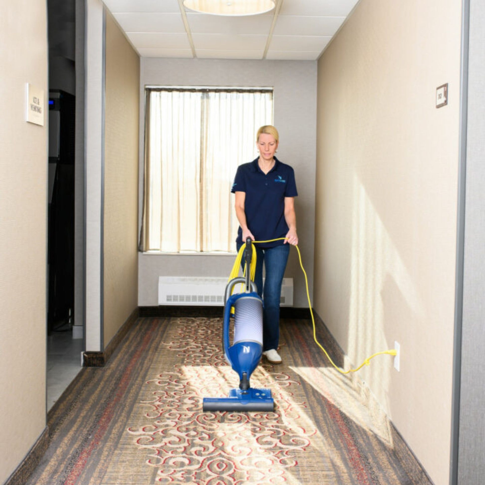 Aspirateur vertical tapis rouleau 15po nacecare numatic électrique
